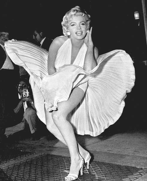 Loạt pha tốc váy gợi nhớ 'bom sex' Marilyn Monroe