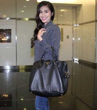 Bộ sưu tập hàng hiệu của Hà Tăng không thể thiếu chiếc túi Parada to bản màu đen với giá gần 60 triệu đồng.