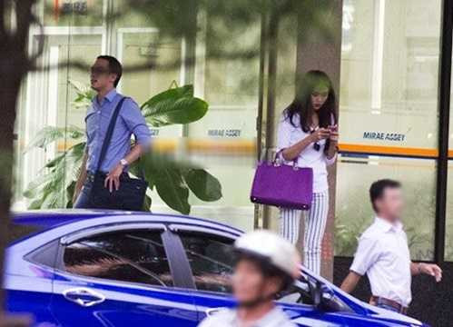 Bộ sưu tập hàng hiệu của Hà Tăng không thể thiếu chiếc túi Parada to bản màu đen với giá gần 60 triệu đồng.