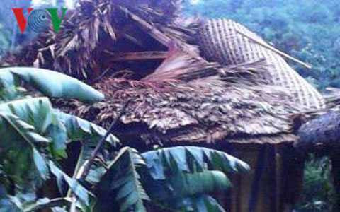 Mái nhà bị lốc xoáy thổi Mái nhà bị lốc xoáy thổi