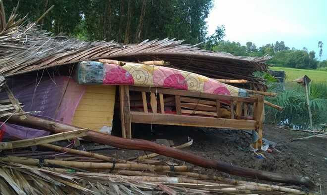 Nhiều nhà bị sập và tốc mái trong mưa chuyển mùa ở huyện Gò Quao, Kiên Giang. Ảnh: Nhật Tân