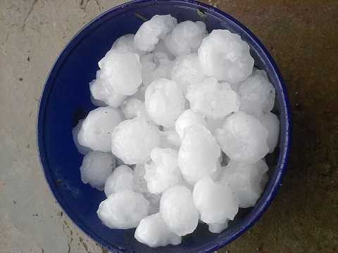 Những hòn mưa đá lớn như quả trứng gà Những hòn mưa đá lớn như quả trứng gà