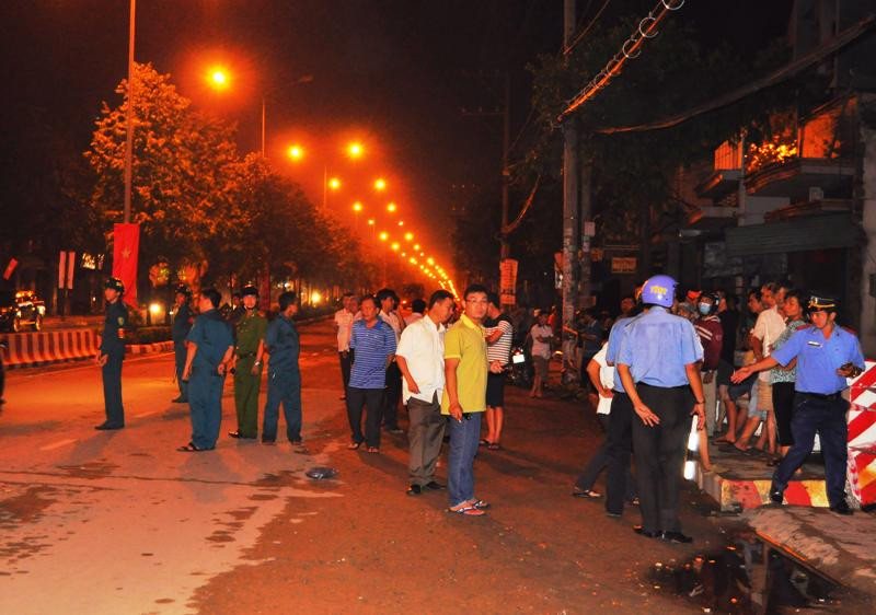 Lực lượng chức năng bảo vệ hiện trường.