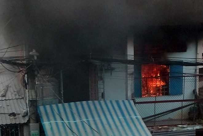 Ngọn lửa bao trùm căn nhà. Ảnh: Người dân cung cấp
