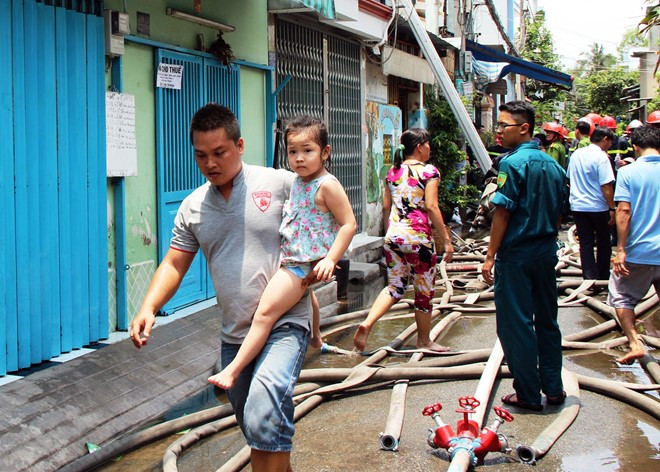 Người dân ôm trẻ đưa ra ngoài. Ảnh: Lê Trai