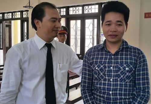 Bị cáo Đàn Thuận Thao (phải) cùng luật sư Trương Anh Tú tại phiên toà tuyên huỷ án sơ thẩm vụ chiếc dùi đục tưởng tượng.