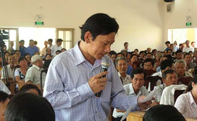 Chủ tịch xã Xuân Thới Sơn lúng túng trả lời vòng vo khi bị Bí thư Thăng “truy” công ty gây ô nhiễm.