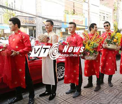 Những người anh em thân thiết trong nghề bưng tráp cho Lương Thế Thành, giúp anh trong ngày trọng đại