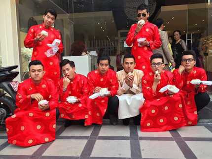 Đàn trai tạo dáng nghịch ngợm trước khi được nhà gái 'cho phép' vào