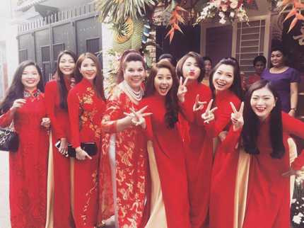 Dàn mỹ nhân bê tráp phía bên nhà gái