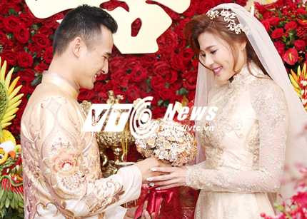 Sau khi được sự đồng ý của gia đình, tân lang tân nương làm lễ giao tiên. Lương Thế Thành trao hoa cho cô dâu, tự tay đeo quà cưới nhà trai tặng cho Thúy Diễm