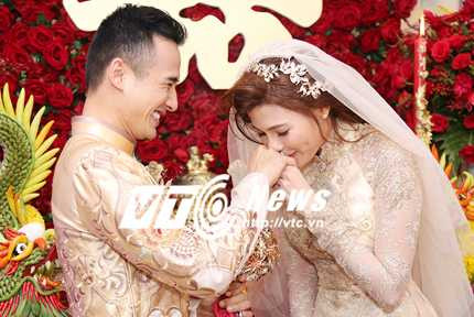 Cô dâu tinh nghịch hôn chú rể