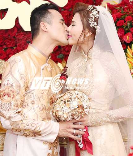 Hai vợ chồng hôn nhau say đắm sau khi làm lễ