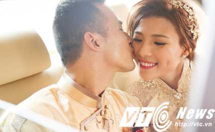 Cả hai không ngừng trao nhau những nụ hôn hạnh phúc trong ngày trọng đại