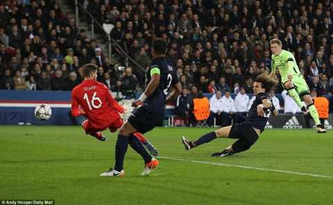 David Luiz mắc lỗi trực tiếp dẫn đến bàn thắng của De Bruyne David Luiz mắc lỗi trực tiếp dẫn đến bàn thắng của De Bruyne