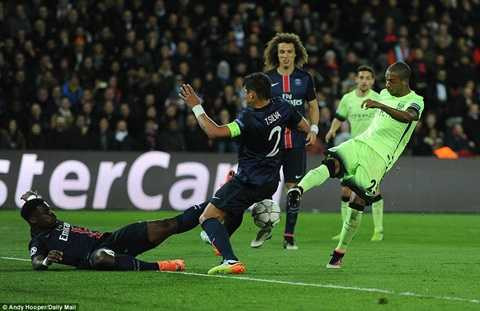 Nhiều người cho rằng David Luiz không hề xứng với 50 triệu bảng Nhiều người cho rằng David Luiz không hề xứng với 50 triệu bảng