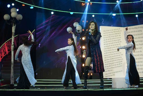 Lưu Bích sexy trên sân khấu.