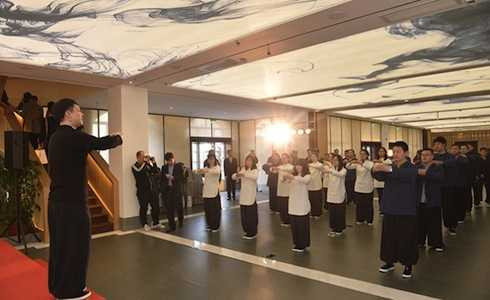 Anh dạy Thái Cực Thiền để mọi người cùng rèn luyện sức khỏe.