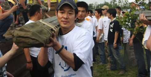 Lý Liện Kiệt chăm chỉ hoạt động thiện nguyện.