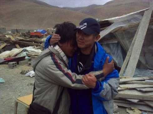 Anh trực tiếp đến vùng thiên tai để tham gia cứu hộ.