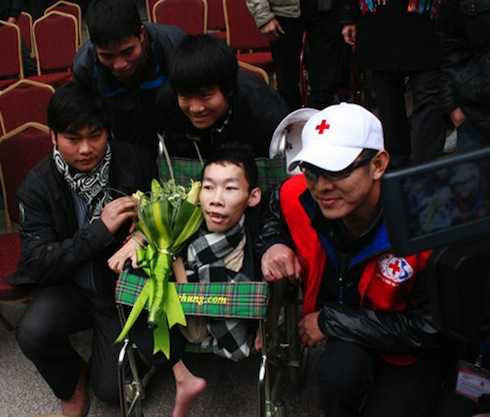 Dù đang bệnh anh vẫn đến Việt Nam cổ động phong trào hiến máu.