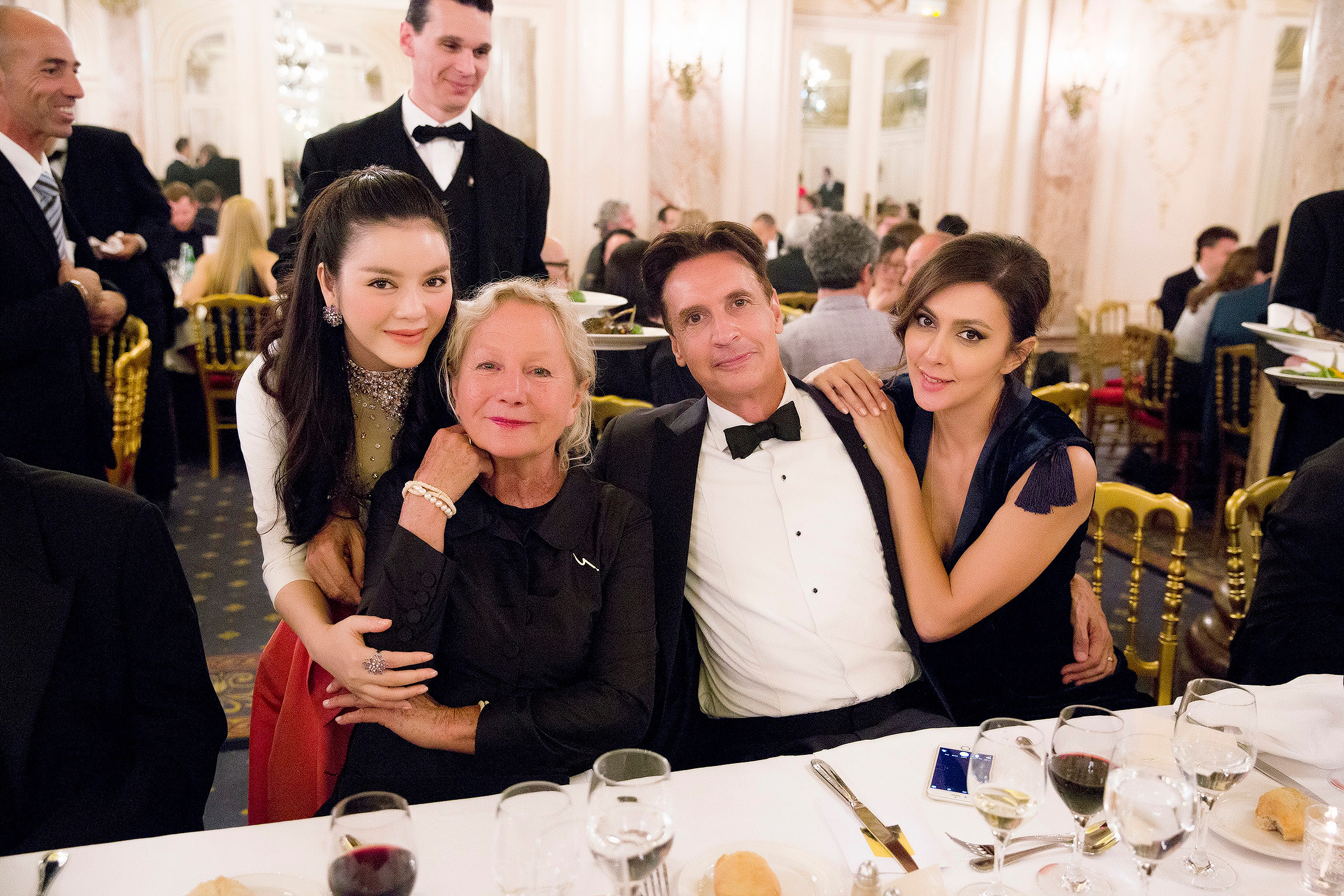 Lý Nhã Kỳ gợi cảm dự tiệc cùng chủ tịch LHP Cannes