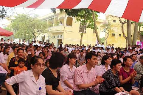Chương trình đã thu hút đông đảo bệnh nhân và các cán bộ y tế của bệnh viện.