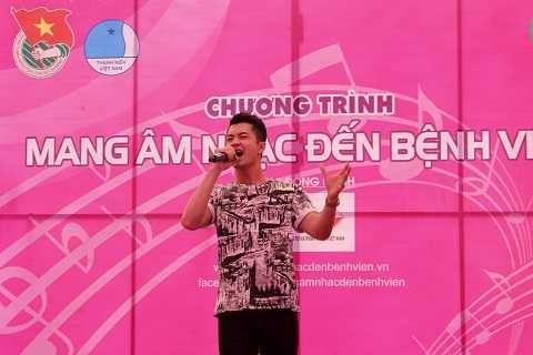 Quốc Huy - Quán quân Ngôi nhà âm nhạc 2012 khuấy động mở đầu chương trình bằng 1 bài hát sôi động.