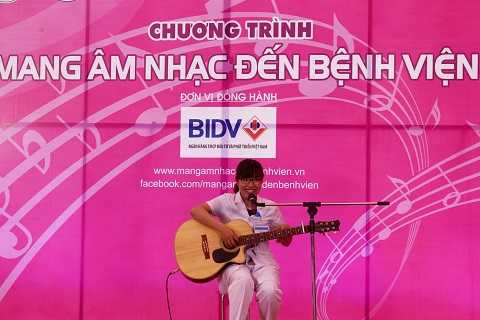 Chương trình nhận được sự ủng hộ của rất đông các nghệ sĩ, bệnh nhân, sinh viên tình nguyện và các cán bộ y tế.