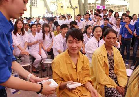 Những món quà nhỏ cũng được trao cho bệnh nhân trong chương trình.