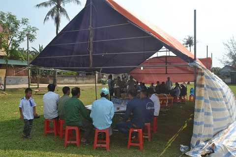 Thi thể nạn nhân đang chờ cơ quan chức năng đến khám nghiệm tử thi 