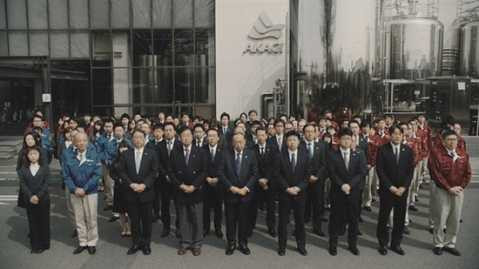 Nhân viên các bộ phận sản xuất và <a href='https://vtcnews.vn/kinh-te.1.0.html' >kinh doanh</a> kem Garigari Kun xếp hàng đầy đủ trong đoạn video xin tăng giá. Ảnh: YouTube