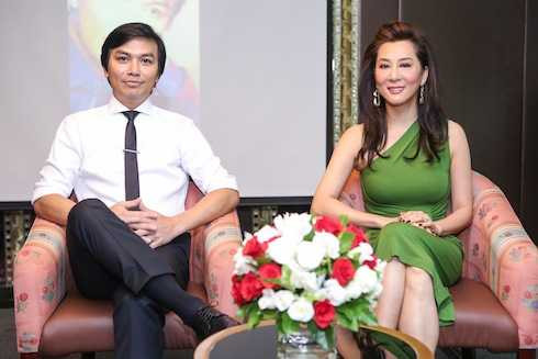 MC Nguyễn Cao Kỳ Duyên diện đầm lệch vai sexy đến chúc mừng Mạnh Quỳnh.