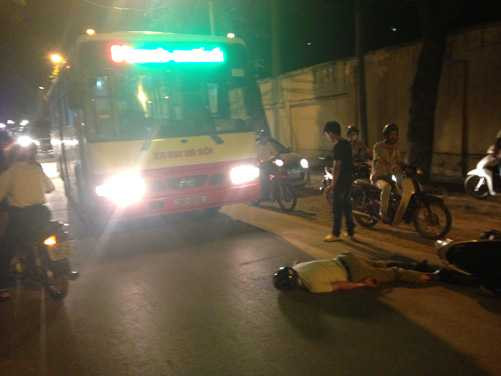 Ông Cưỡng ngã bất tỉnh trước đầu xe buýt.