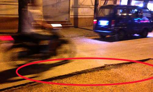 Mặt đường bị cào bóc tạo nên những cái bẫy chết người cho những ai đi vào.