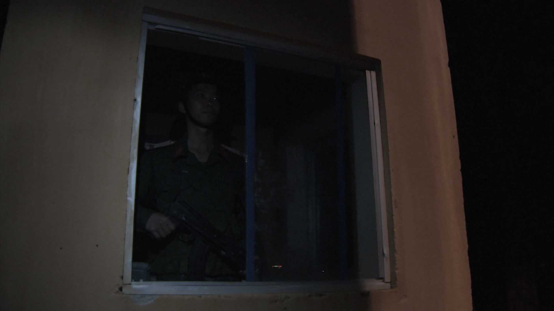 Mỗi người lính gác đêm sẽ đứng 2h trong một ca gác đêm.