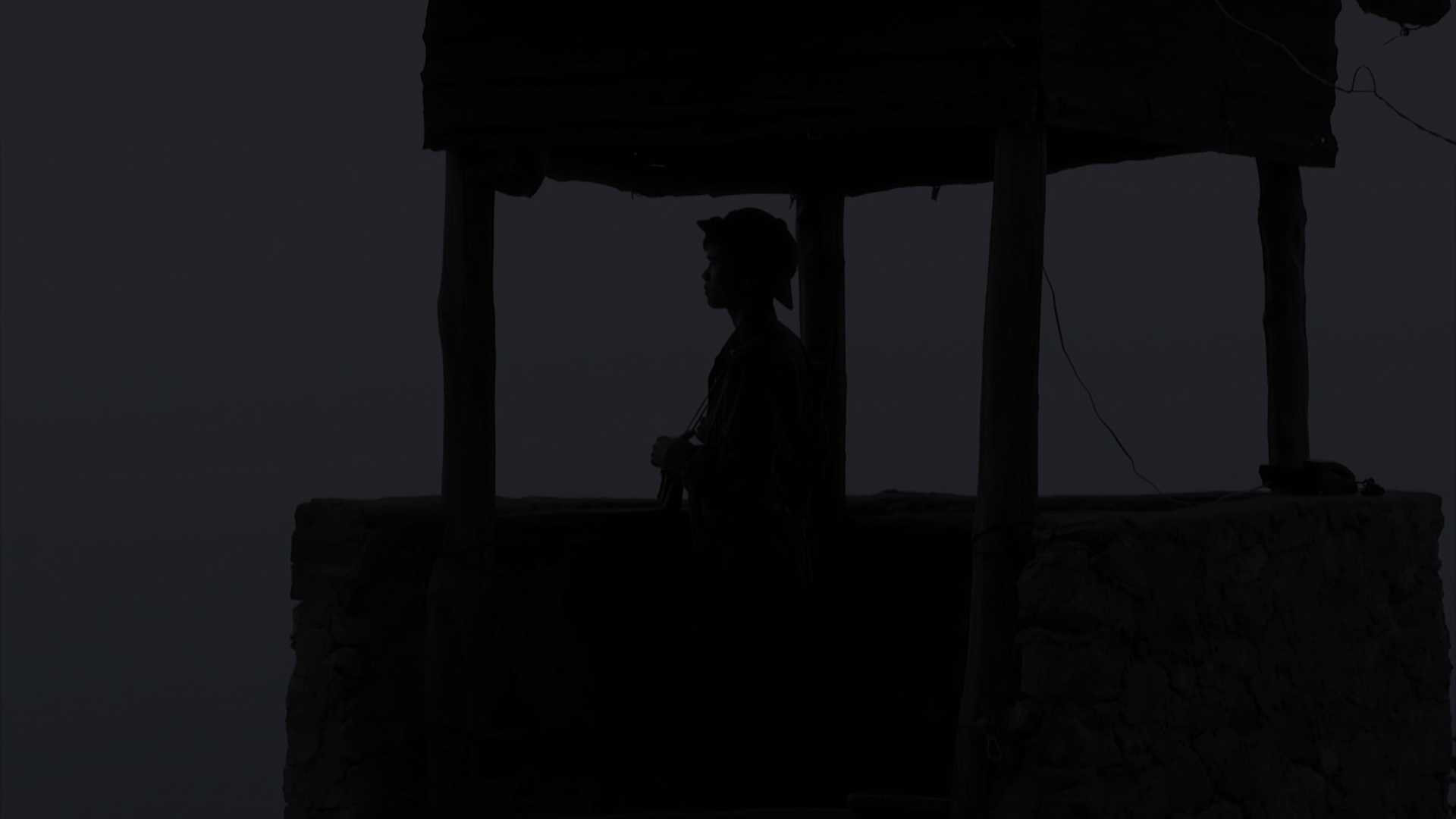 Những người lính gác đêm luôn phải tập trung cao độ để hoàn thành nhiệm vụ của đơn vị.