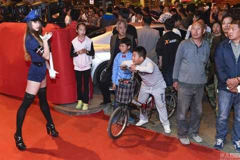 Ai cũng muốn nhìn tận mắt những cảnh sát ngoại quốc