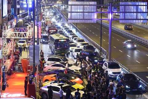 Một lượng lớn người dân tập trung quanh CLB khiến giao thông bị tắc nghẽn