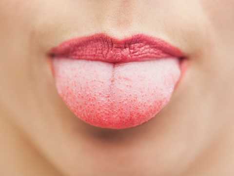 Lưỡi người bình thường sẽ có màu hồng, không quá khô hay quá ướt.