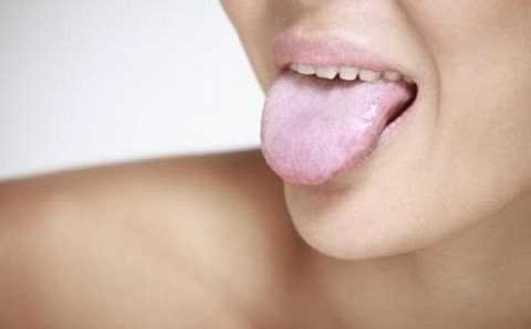 Rêu lưỡi màu trắng sữa là một biểu hiện trong các bệnh lý thường gặp.