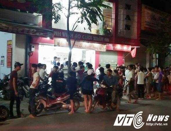 Nhiều người hiếu kỳ tập trung trước cửa nhà ông A. để theo dõi sự việc.