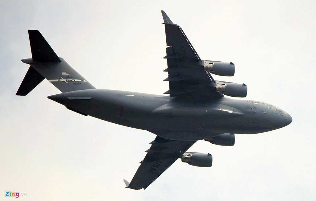 Những ngày qua, gần chục chuyến bay của đoàn Tổng thống Mỹ liên tục hạ cánh xuống sân bay Tân Sơn Nhất, TP HCM mang theo trực thăng, trang thiết bị an ninh, cùng chó nghiệp vụ.