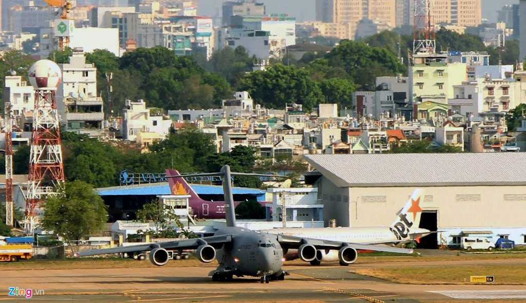 Theo nguồn tin riêng của Zing.vn, trưa 20/5, trực thăng Marine One đã được chuyên cơ C17 Globemaster chuyển tới sân bay Tân Sơn Nhất. Chiếc trực thăng này được tháo rời cánh để dễ vận chuyển.