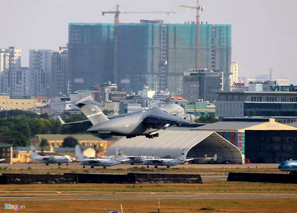 Máy bay vận tải của US Air Force chỉ đỗ khoảng 2 đến 3 giờ ở sân bay Tân Sơn Nhất để bốc dỡ hàng hóa...