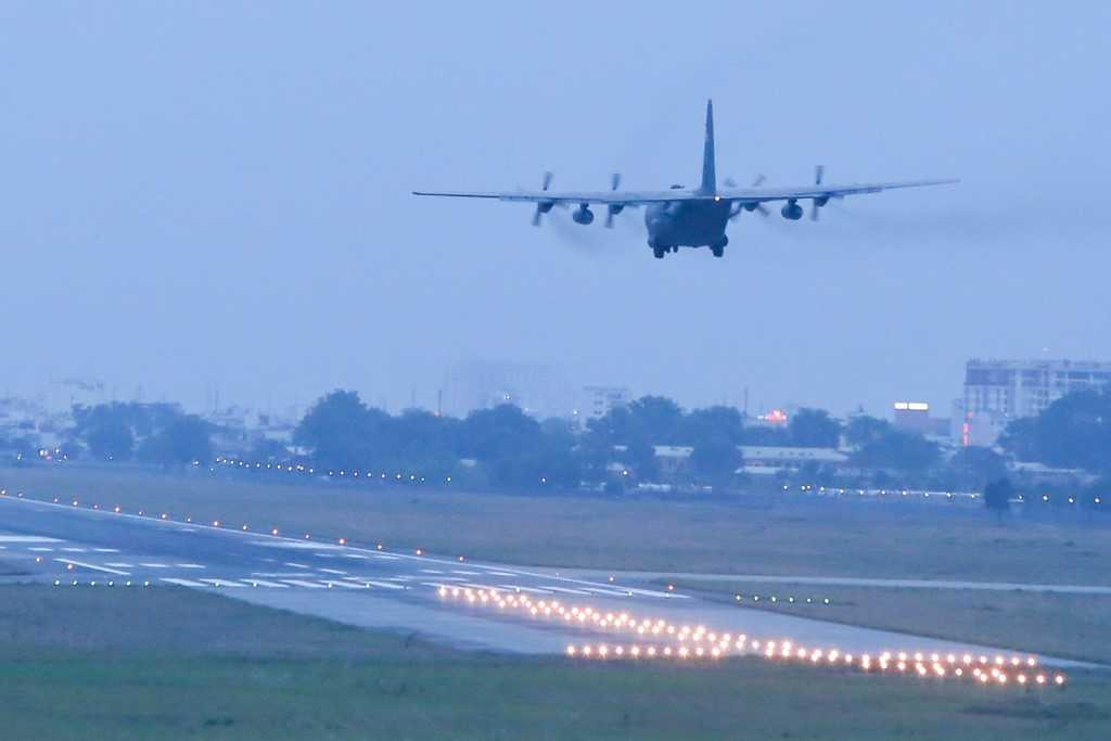 Đến 18h10 tối 20/5, những chuyến hàng vẫn được hối hả chuyển đến.