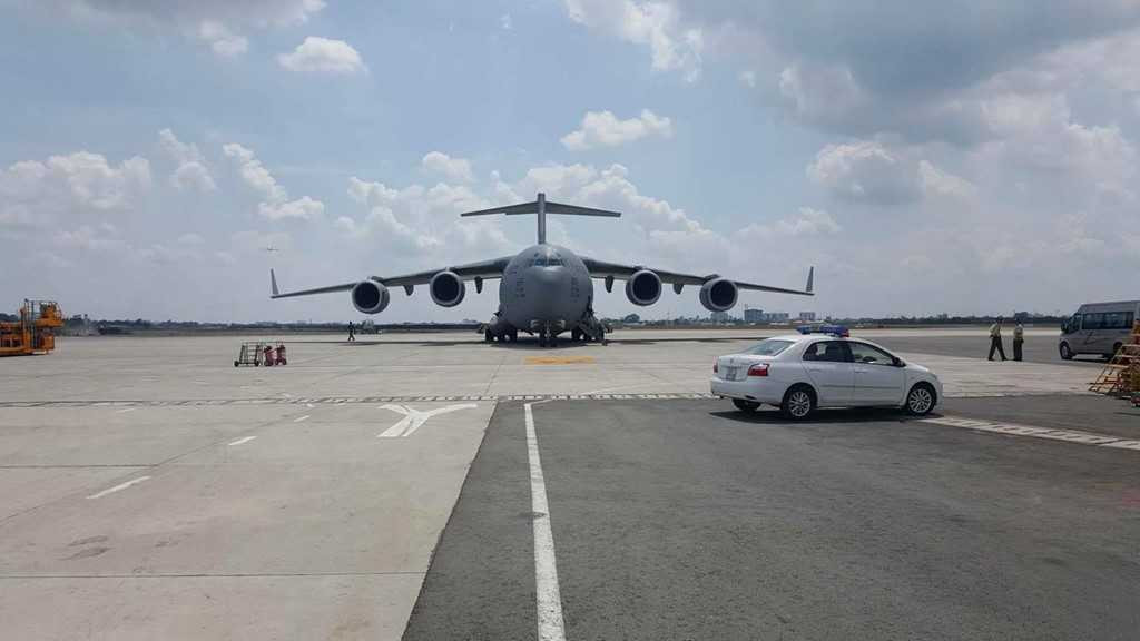 Chuyên cơ C-17 có chiều dài thân 53 m, sải cánh rộng 51,75 m, chiều rộng khoang hàng 5,5 m, cao tối đa 4,6 m, chở đến hơn 70 tấn hàng hóa, là chọn lựa tháp tùng vận chuyển cho các chuyến công du của Tổng thống Mỹ.