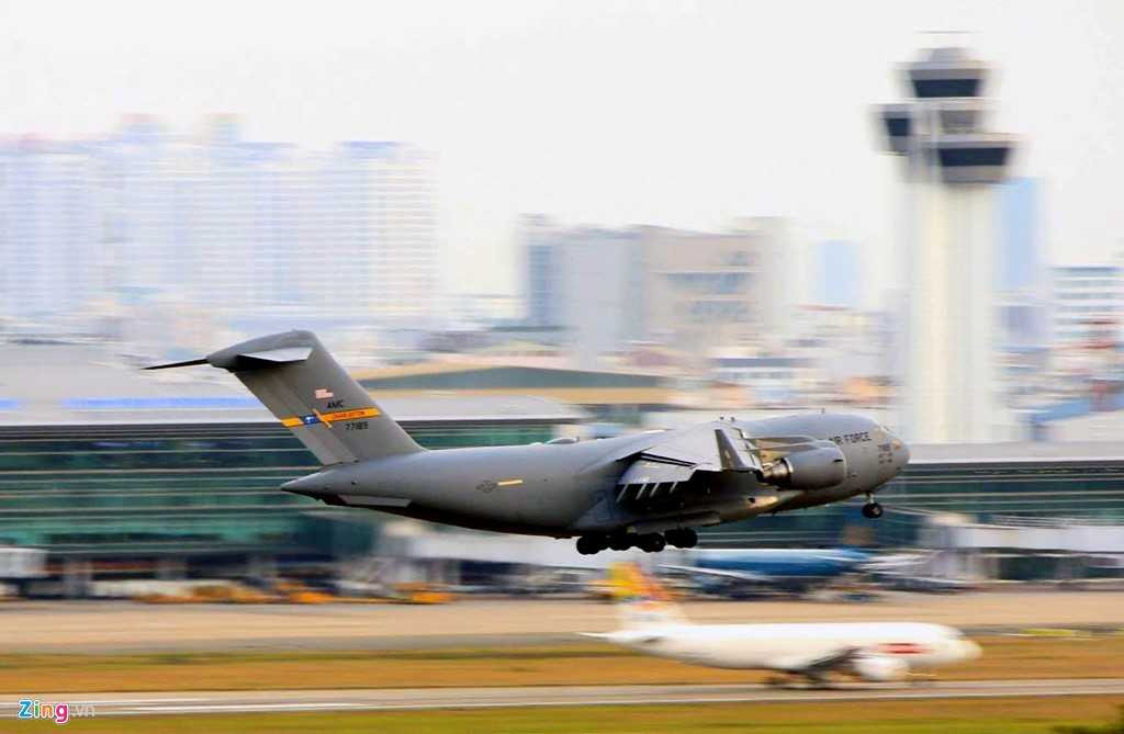 Tính đến hết trưa 21/5 đã có gần chục chuyến bay bằng US Air Force C17 đáp xuống sân bay Tân Sơn Nhất.