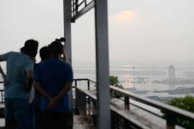 Nhiều phóng viên các báo, đài cũng có mặt đưa tin chiếc máy bay US Air Force (C17) hạ cánh tại sân bay Tân Sơn Nhất - Ảnh: Hữu Khoa