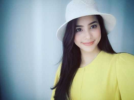 Phạm Hương thì đi thiện nguyện tại Điện Biên. Nghe tin con gái phải đi khá xa, mẹ của Hoa hậu đã mua cho cô một chiếc nón thật xinh. Phạm Hương khoe trên trang cá nhân đầy tự hào về món quà mà mẹ dành tặng cho mình